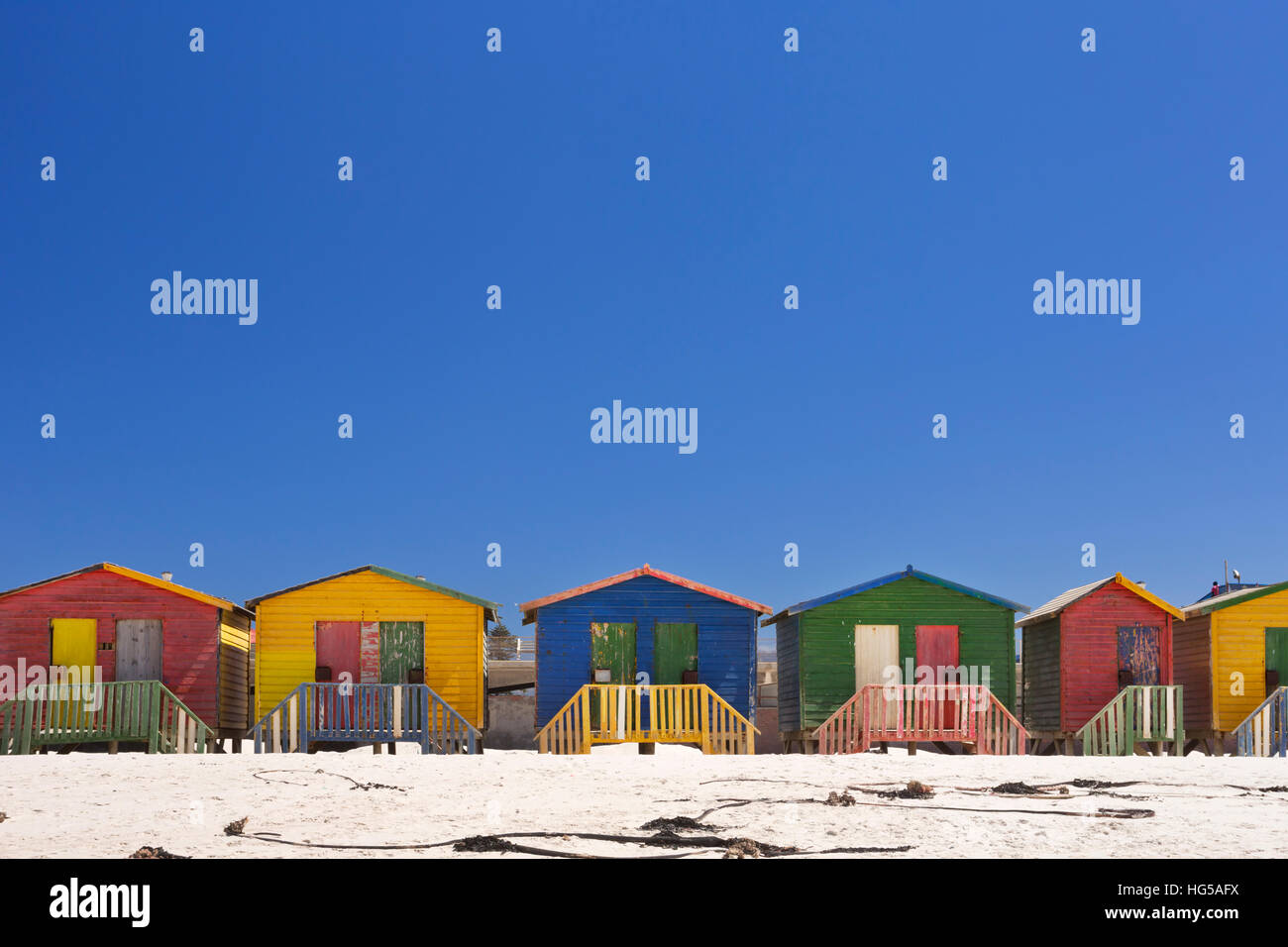Ancien cabines colorées sur la plage à Muizenberg, en Afrique du Sud sur une journée ensoleillée. Banque D'Images