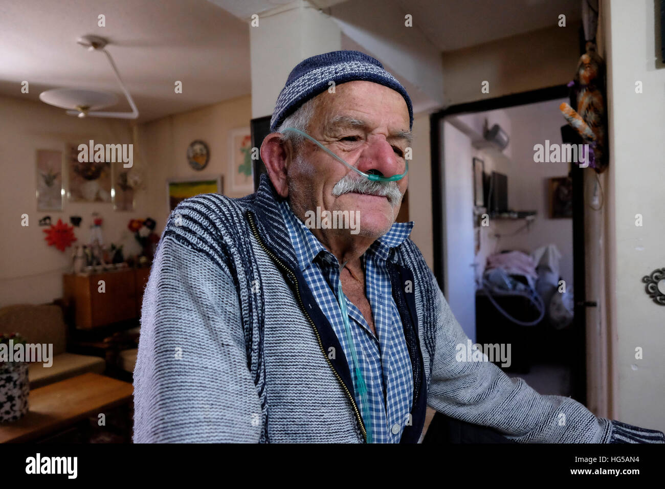 Portrait de Hasdai Kalmanovitch ( 92 ans ) une personne âgée à son domicile à Mitzpe Ramon une ville dans le désert du Néguev, le 03 janvier 2016. Mitzpe Ramon comprend la plus isolée Israël municipalité connue pour des niveaux élevés de chômage, la croissance négative et les bas salaires. Banque D'Images