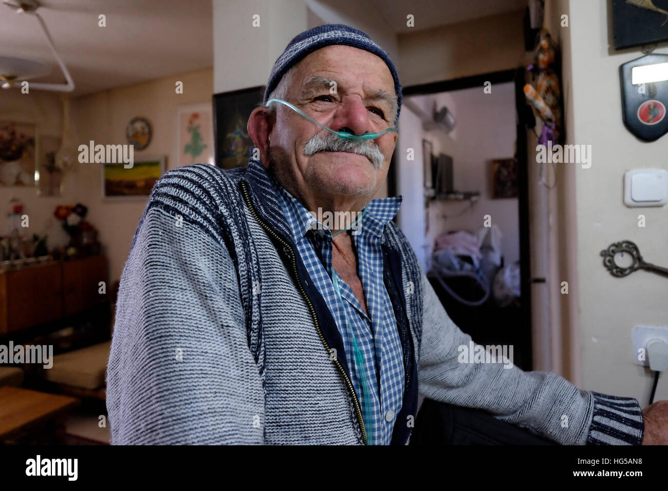 Portrait de Hasdai Kalmanovitch ( 92 ans ) une personne âgée à son domicile à Mitzpe Ramon une ville dans le désert du Néguev, le 03 janvier 2016. Mitzpe Ramon comprend la plus isolée Israël municipalité connue pour des niveaux élevés de chômage, la croissance négative et les bas salaires. Banque D'Images