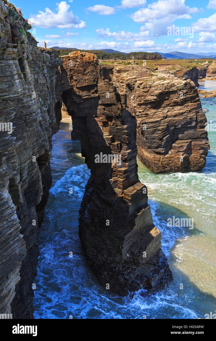 Arches de roche naturelle, sur la plage des Cathédrales à marée basse (côte cantabrique, Lugo (Galice), Espagne). Banque D'Images