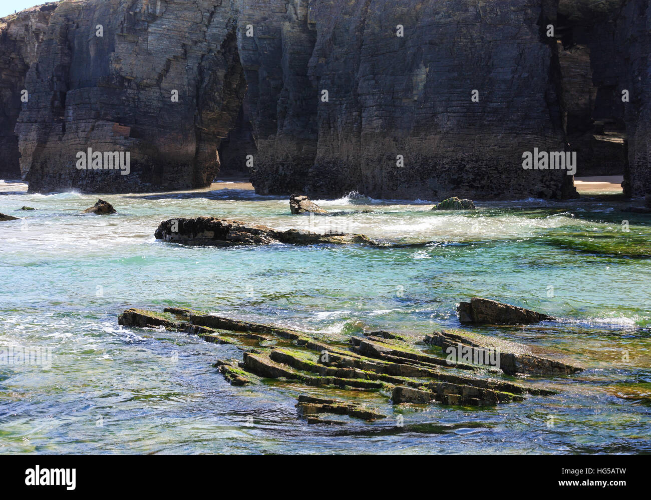 Arches de roche naturelle, sur la plage des Cathédrales à marée basse (côte cantabrique, Lugo (Galice), Espagne). Banque D'Images