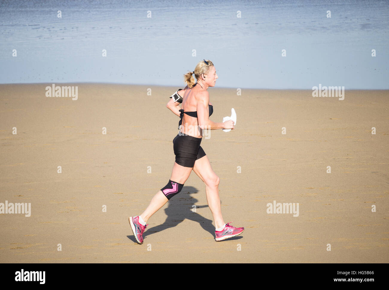 Young woman running on beach. Banque D'Images