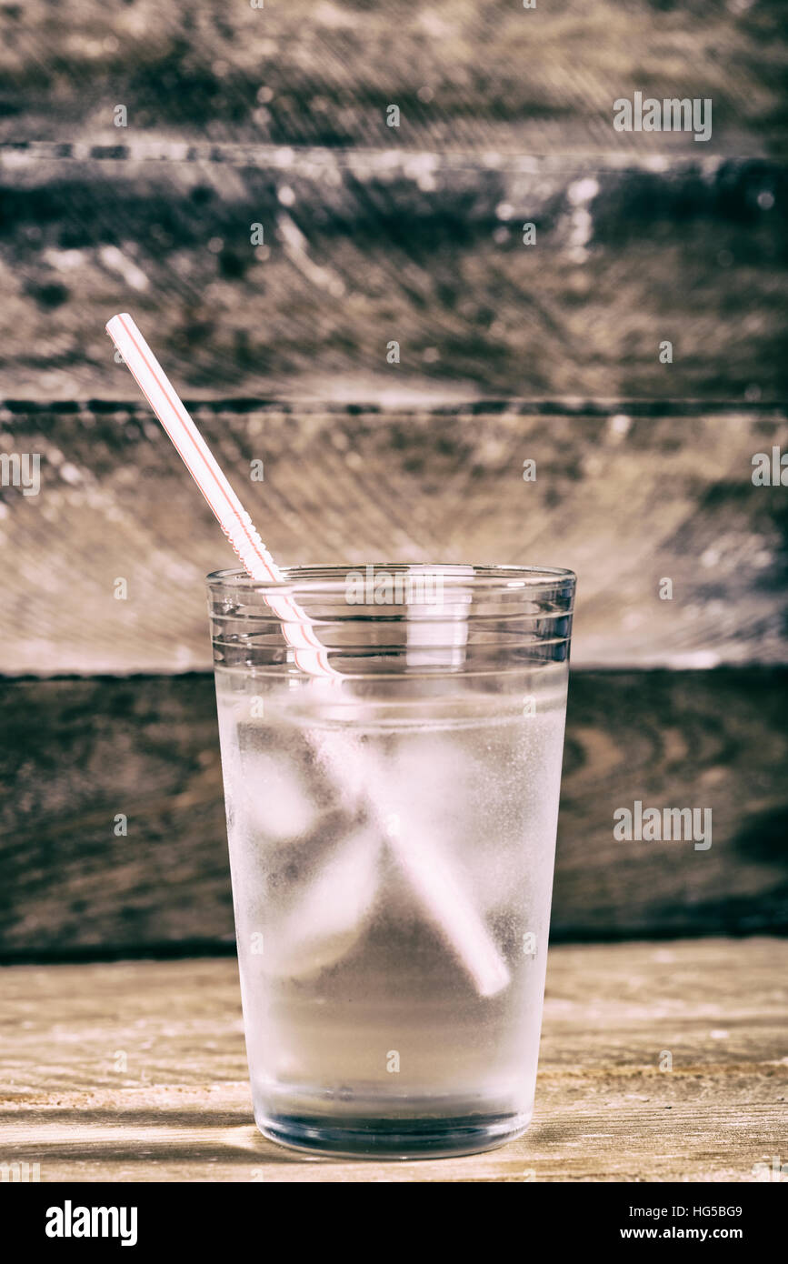 L'eau minérale froide dans un verre Banque D'Images