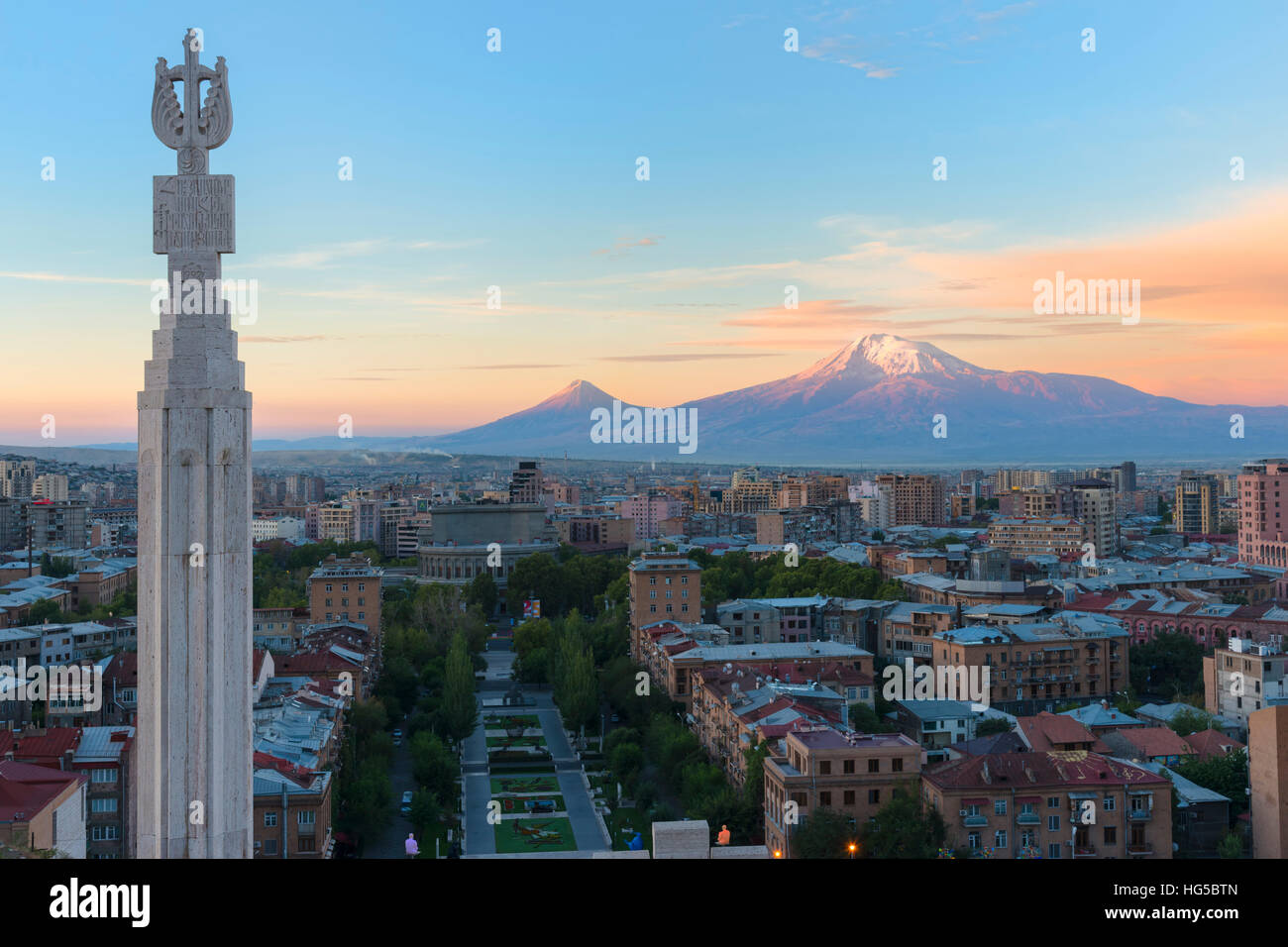 Le mont Ararat et Erevan vue de Cascade au lever du soleil, Erevan, Arménie, Asie centrale, Asie Banque D'Images
