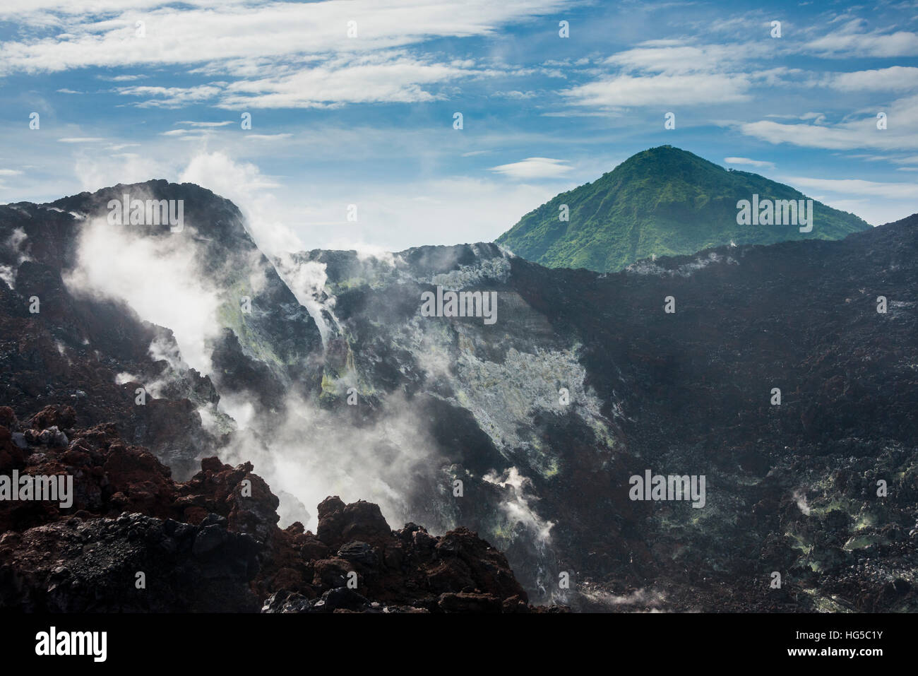 Volcan Tavurvur fumeurs, Rabaul, East New Britain, Papouasie-Nouvelle-Guinée, du Pacifique Banque D'Images