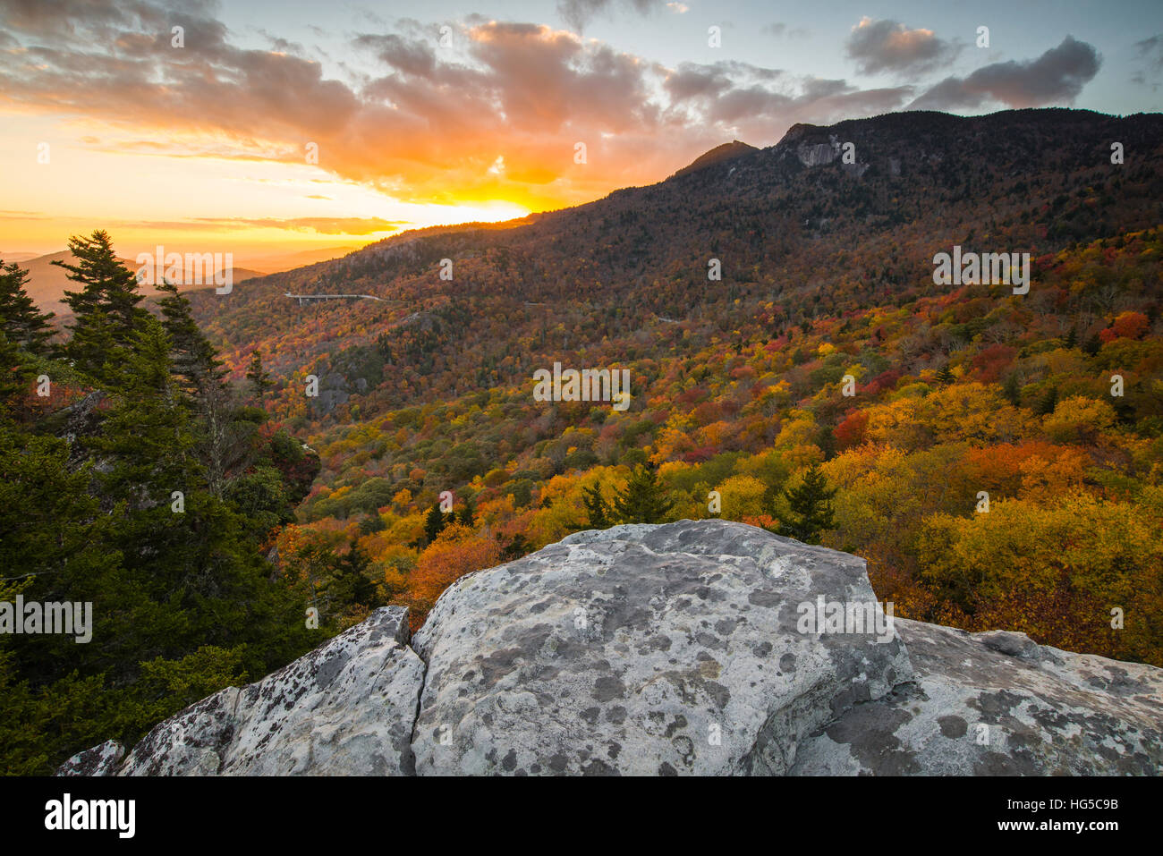 Le coucher du soleil et la couleur en automne à Grandfather Mountain, situé sur le Blue Ridge Parkway, North Carolina, USA, Amérique du Nord Banque D'Images