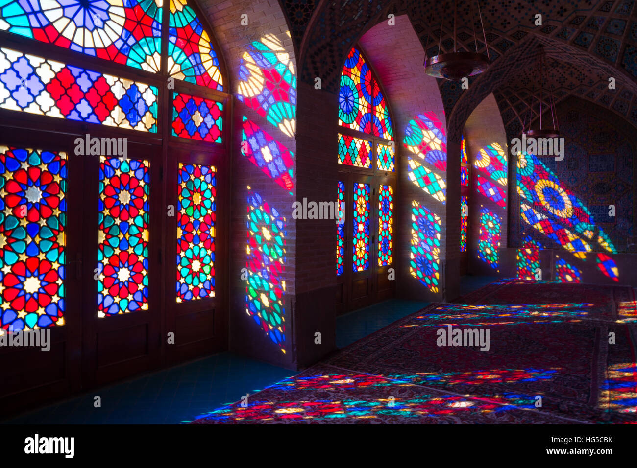 Vitraux de salle de prière, la mosquée de Nasir al-Molk, Shiraz, Iran, Moyen-Orient Banque D'Images