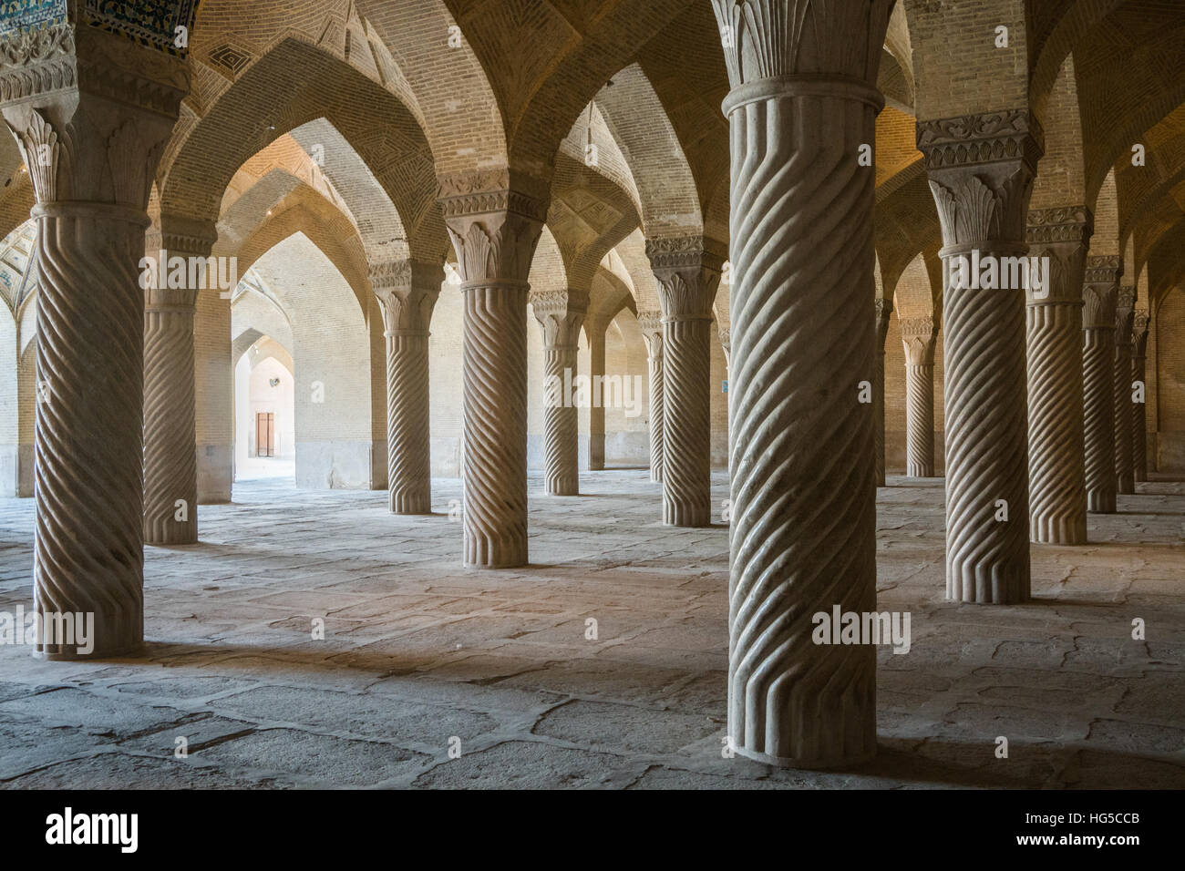 La salle de prière de 48 colonnes sculptées, Masjed-e Vakil (Regent's Mosque), Shiraz, Iran, Moyen-Orient Banque D'Images