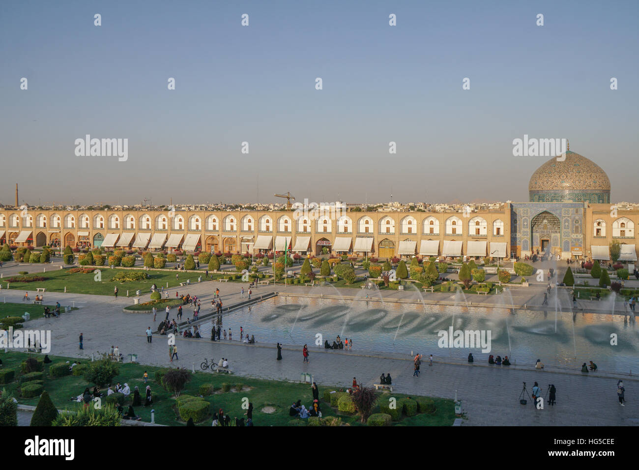 Voir l'ensemble de Naqsh-e (imam) Square, l'UNESCO, du Palais Ali Qapu en face de la mosquée cheik Lotfollah, Isfahan, Iran, Moyen-Orient Banque D'Images