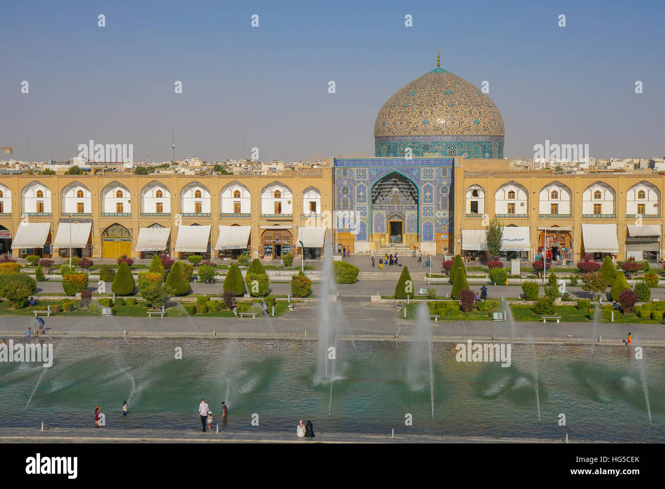 Voir l'ensemble de Naqsh-e (imam) Square, l'UNESCO, du Palais Ali Qapu en face de la mosquée cheik Lotfollah, Isfahan, Iran, Moyen-Orient Banque D'Images