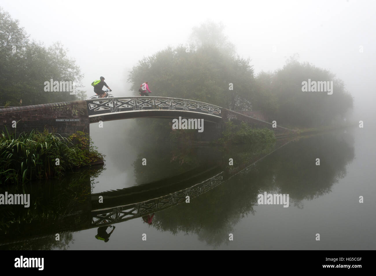 Un cycliste sur un pont sur le Canal de Birmingham Navigations (BCN), Birmingham, West Midlands, England, United Kingdom Banque D'Images