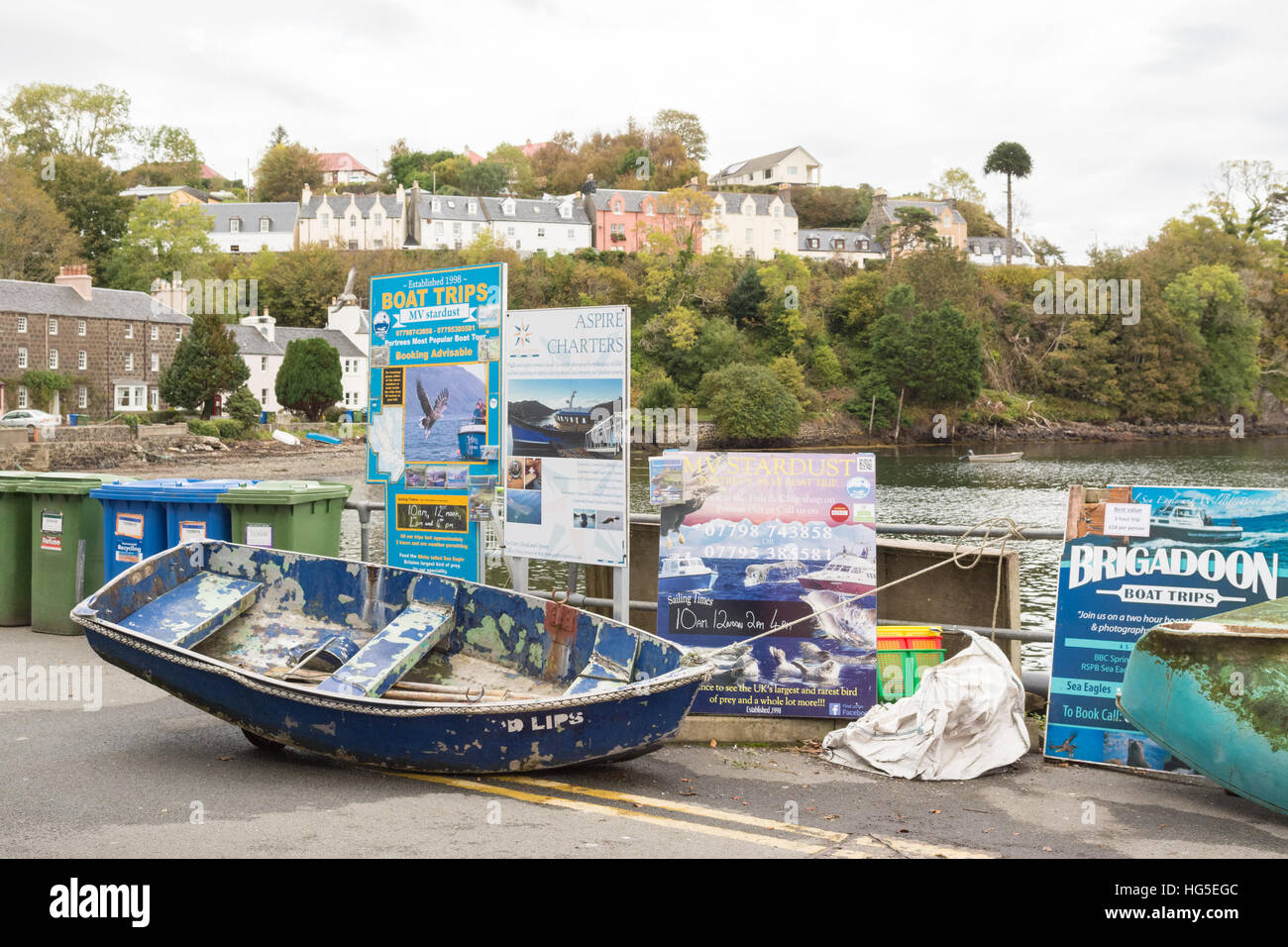 Le port de Portree publicité les panneaux touristiques, des excursions en bateau Île de Skye, Écosse, Royaume-Uni Banque D'Images