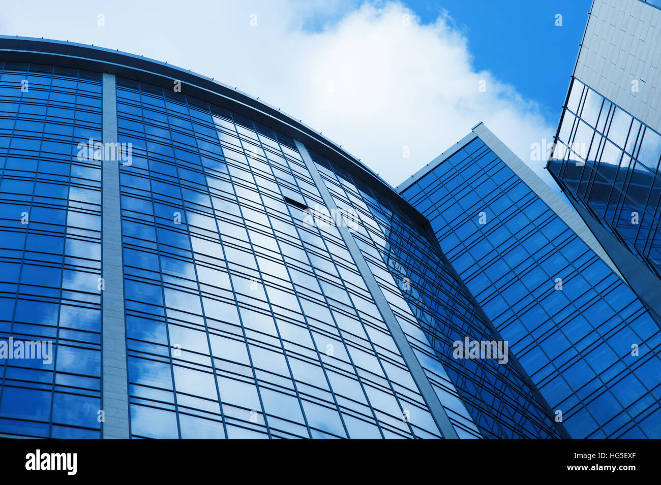 Location immeuble de bureaux en verre sur un fond du ciel Banque D'Images