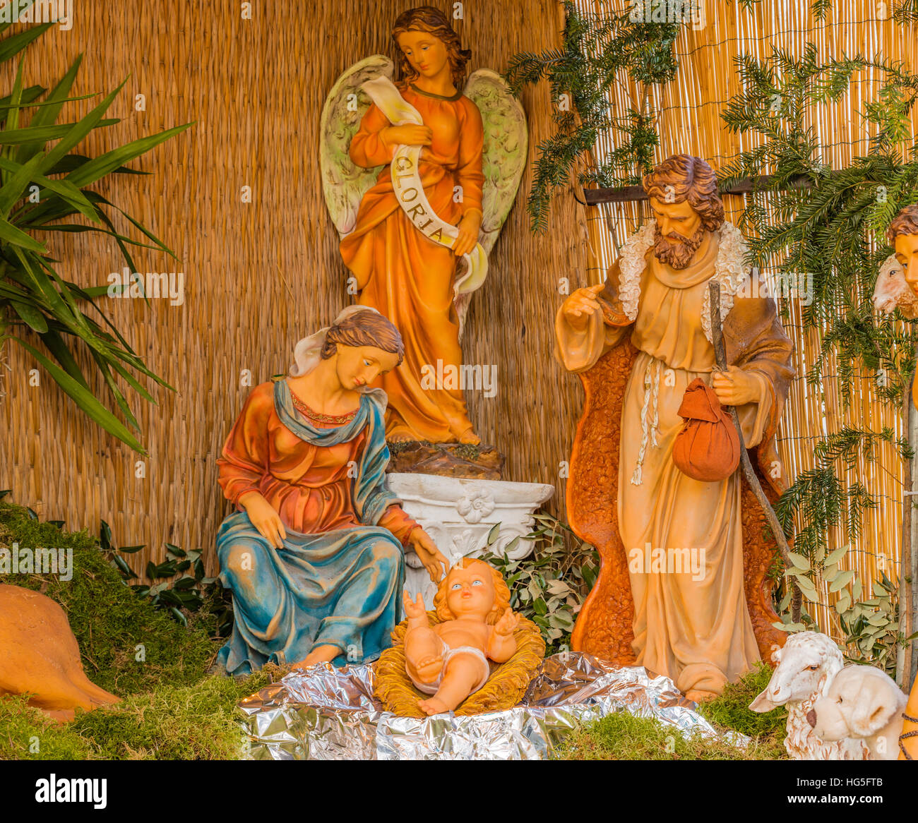 Creche De Noel L Enfant Jesus Avec Sainte Vierge Marie Et Saint Joseph Un Ange Et Un Berger Avec Mouton Photo Stock Alamy