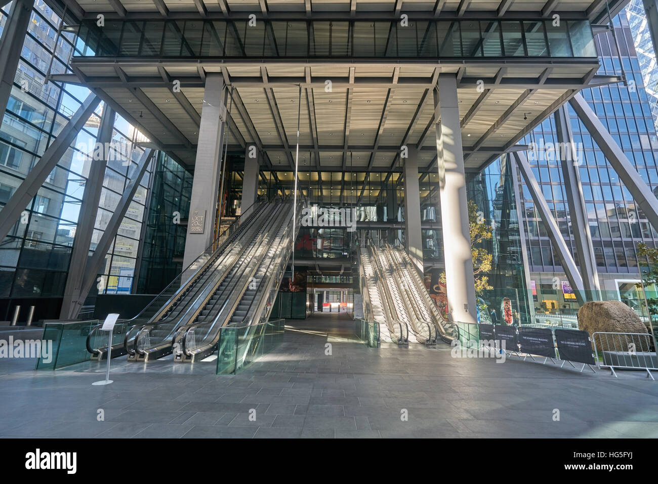 Cheesegrater. bâtiment escaliers mécaniques Banque D'Images