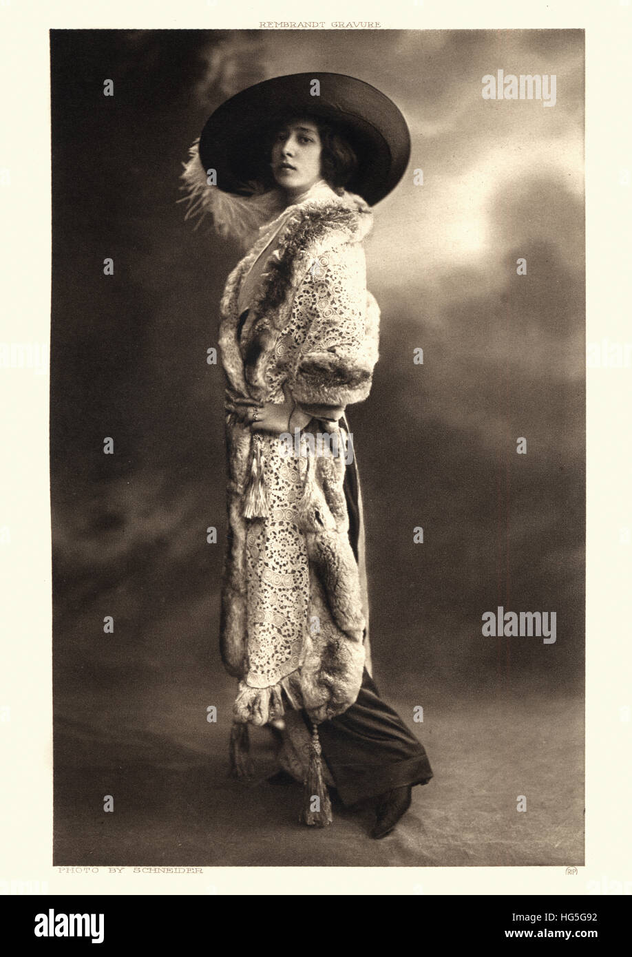 L'ère d'Edwardian fashion femme photographie. Femme portant un large chapeau et manteau. 1913 Banque D'Images