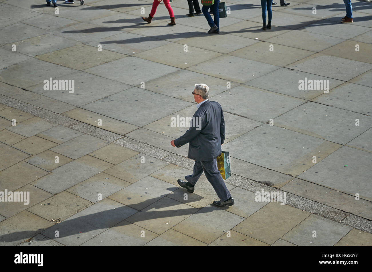 Man Walking. marcher seul. Banque D'Images