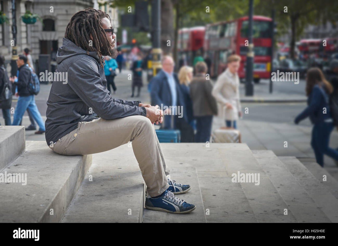 Homme noir. Contemplant l'homme. dreadlocks. rastafari. Seul dans la ville. Banque D'Images