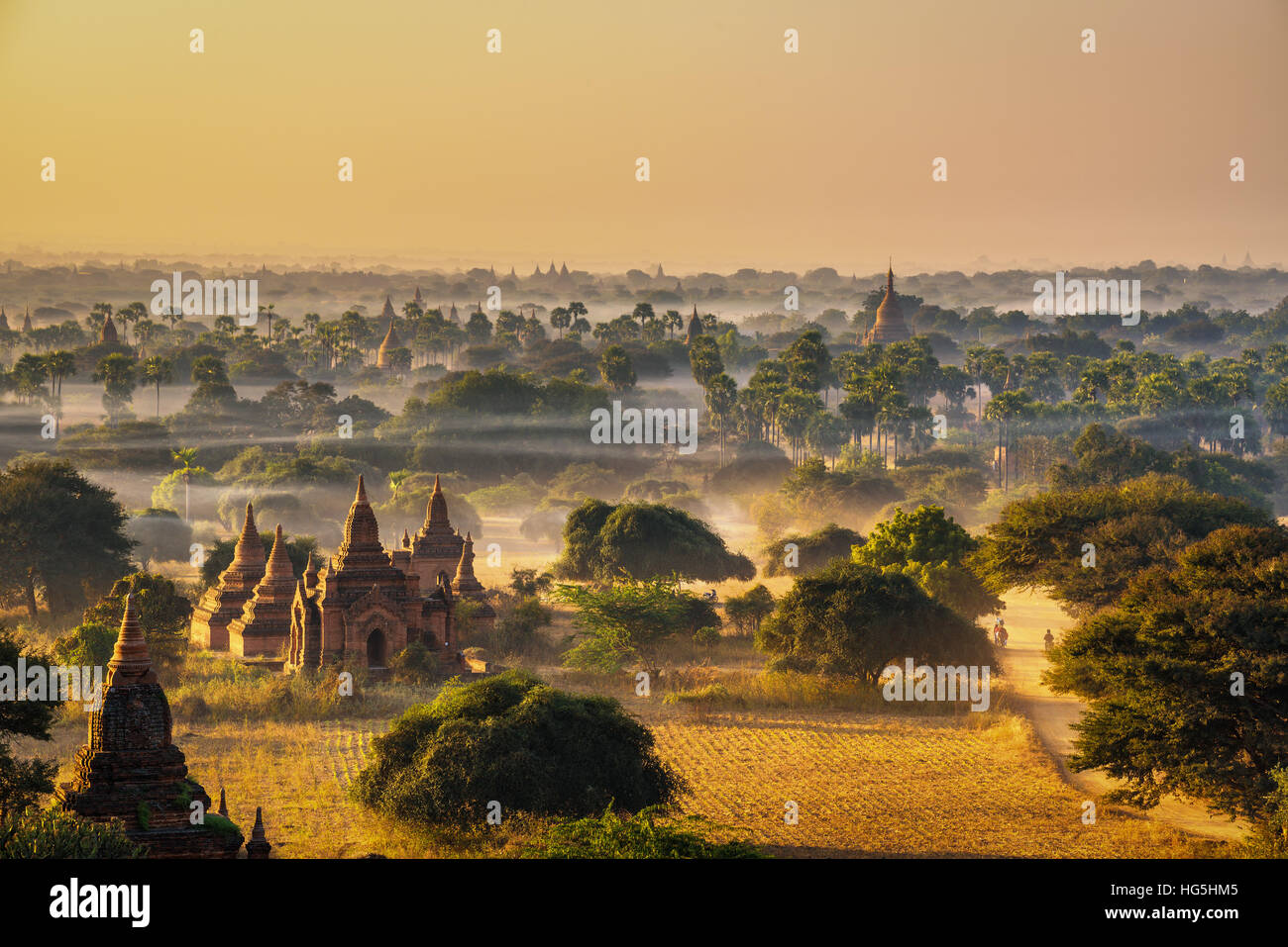 Lever du soleil au-dessus de Bagan au Myanmar. Bagan est une ville ancienne avec des milliers de temples bouddhistes et stupas. Banque D'Images