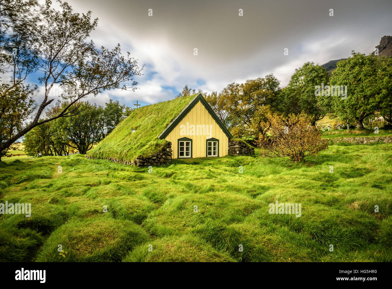 Église de gazon en petit village islandais de Hof, Keflavík Islande. Longue exposition. Banque D'Images