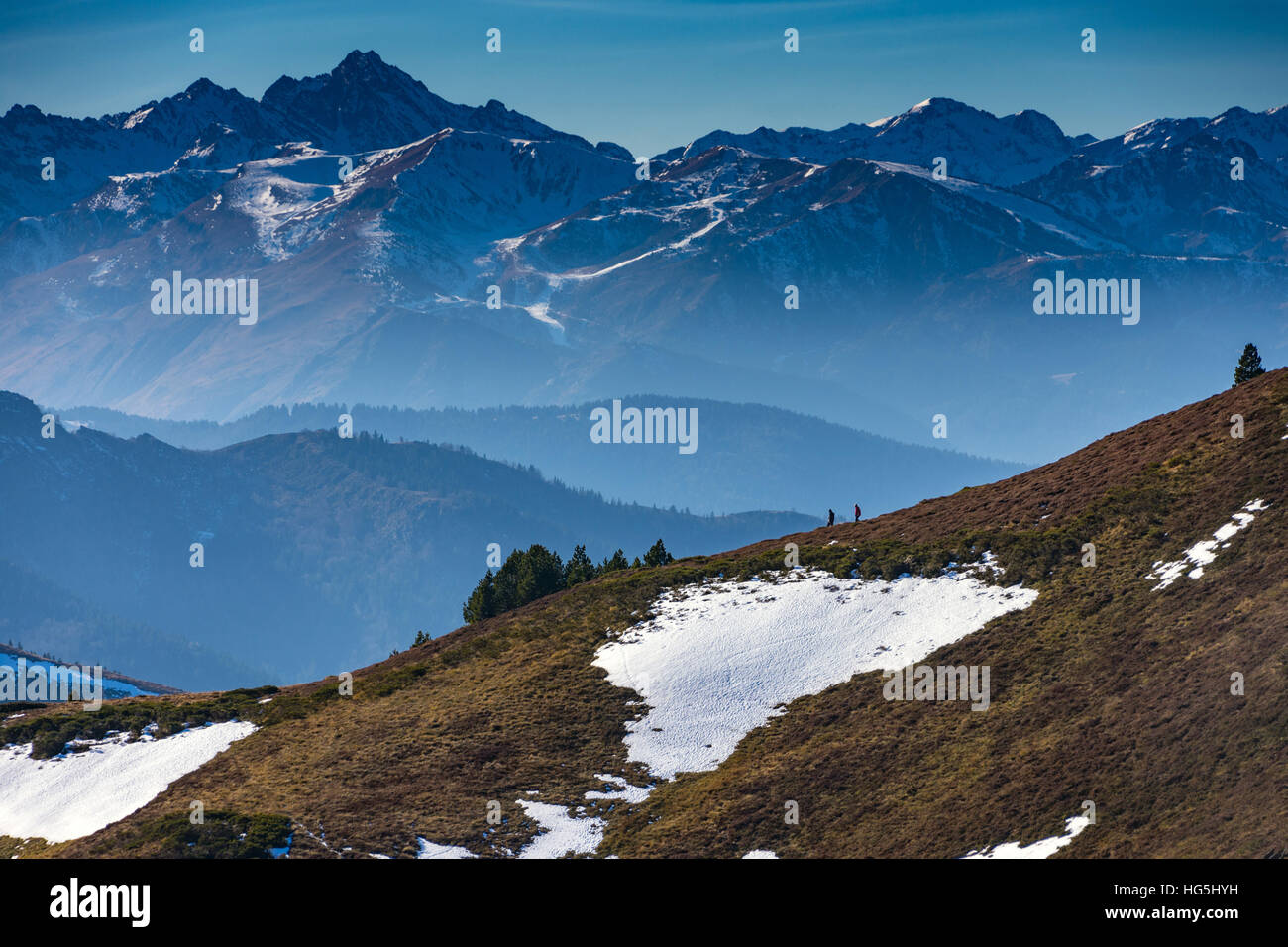 Deux marcheurs près de Col de Pailheres Paillères ou aux cimes enneigées Pyrénées derrière Banque D'Images