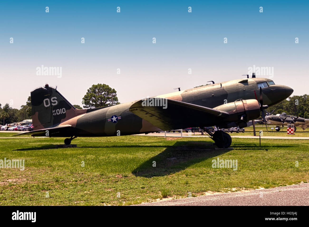 Douglas TC-47B-25-DK Skytrain, c/n 32818, 44-76486, BuNo 39103, exploité par l'aviation de l'Armée dernier détachement à Fort Monmouth, NAS Lakehurst, New Jersey et a servi d'avion d'essai électronique, affecté à des communications de l'armée - Électronique Commande. Rebaptisé NC-47D, mars 1965. À Eglin AFB, septembre 1976 en brun et blanc de l'armée, affiché comme AC-47 Spooky de combat, 43-49010, '43-010'. L'original 43-49010 survit également qu'un affichage à la guerre du Vietnam Veterans Memorial Museum, Surasri Army Camp, Kanchanaburi, Thaïlande Banque D'Images