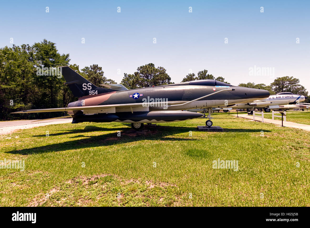 Le North American F-100C Super Sabre, exposé au musée de l'armement de l'armée de l'air à Eglin AFB, était un chasseur à réaction polyvalent utilisé par l'armée de l'air américaine, avec sa dernière affectation au centre de développement et d'essai de l'armement. Banque D'Images