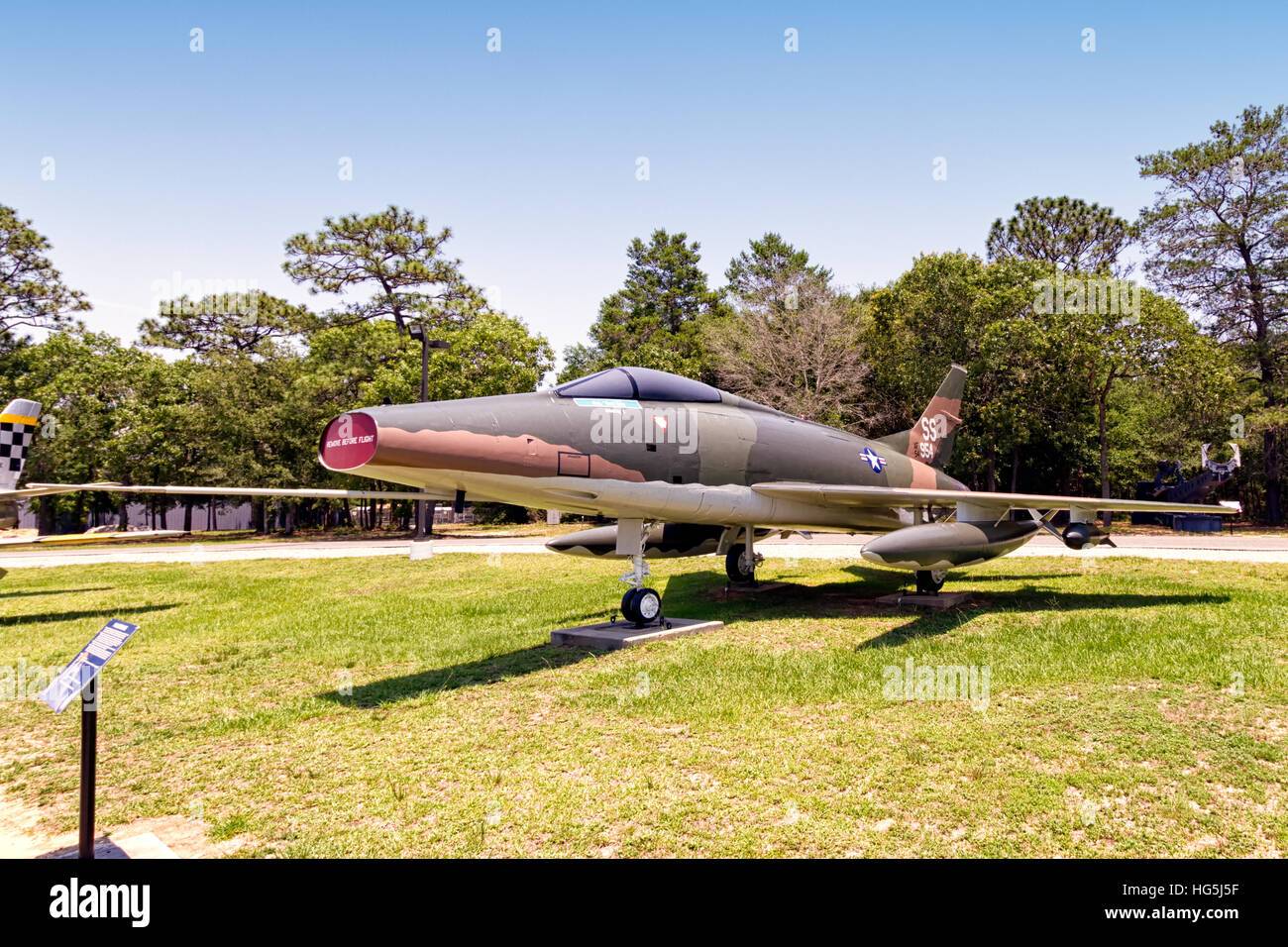 Le North American F-100C Super Sabre, stationné pour la dernière fois à la base aérienne d'Eglin, a été exposé au musée de l'armement de l'armée de l'air. Ce jet supersonique, utilisé pour des missions tactiques de chasse et de bombardement, est une partie notable de l'histoire de l'aviation. Banque D'Images