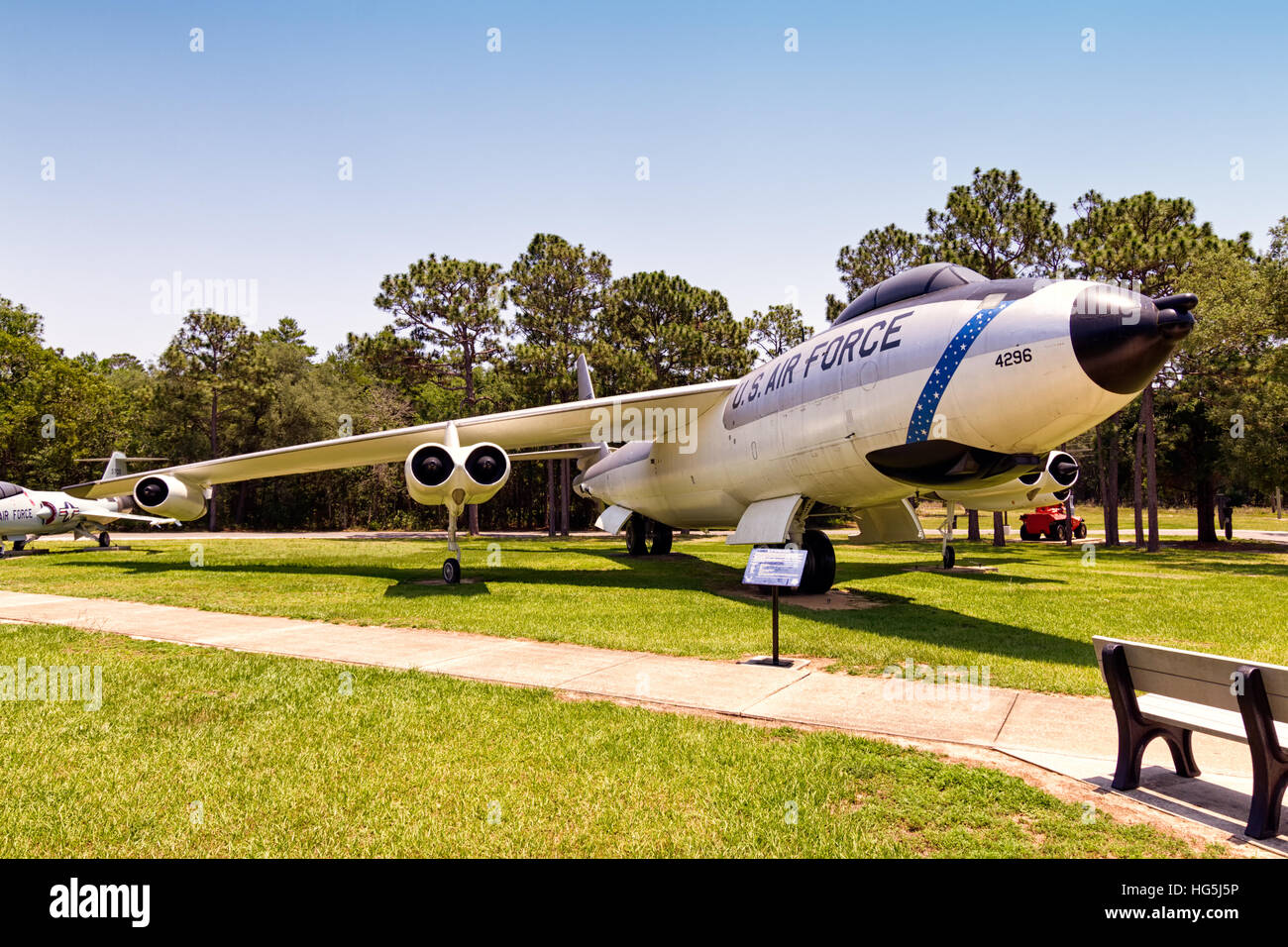 Boeing RB-47H-1-MC Stratojet, 53-4296, a pris sa retraite au stockage 29 décembre 1967, l'USAF dernier B-47 en service actif, une reconnaissance avec la 55e Escadre de reconnaissance stratégique ; retour au travail à partir de la base aérienne Davis-Monthan AFB, MASDC, Arizona,16 juillet 1968, renfloué à North American Aviation, Inglewood, Californie pour essais de F-111 système radar par l'Armée de l'air laboratoire d'avionique. À l'issue de ce programme, piloté à Eglin AFB vers 1976. Il a fait appel à la fois le F-111 radôme et stubby RB-47H nez remplacé par le nez des bombardiers standard, ce qui en fait une configuration abâtardie. Affiché dans stratégique typique Banque D'Images