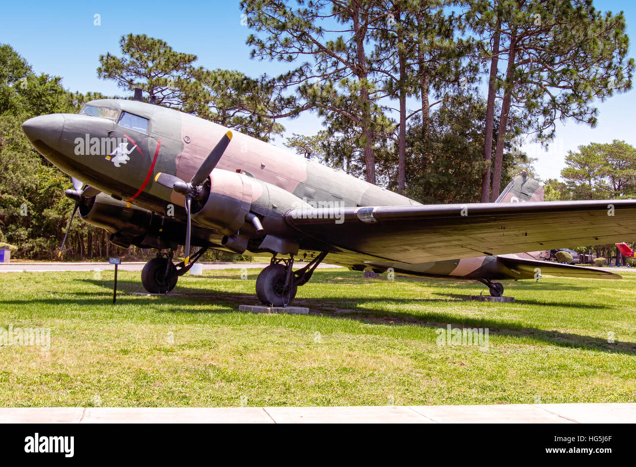 Douglas TC-47B-25-DK Skytrain, c/n 32818, 44-76486, BuNo 39103, exploité par l'aviation de l'Armée dernier détachement à Fort Monmouth, NAS Lakehurst, New Jersey et a servi d'avion d'essai électronique, affecté à des communications de l'armée - Électronique Commande. Rebaptisé NC-47D, mars 1965. À Eglin AFB, septembre 1976 en brun et blanc de l'armée, affiché comme AC-47 Spooky de combat, 43-49010, '43-010'. L'original 43-49010 survit également qu'un affichage à la guerre du Vietnam Veterans Memorial Museum, Surasri Army Camp, Kanchanaburi, Thaïlande Banque D'Images