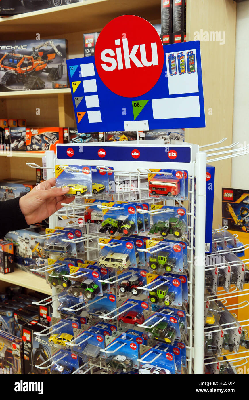 Voitures miniatures Siku dans un stand d'un allemand de jouets Photo Stock  - Alamy