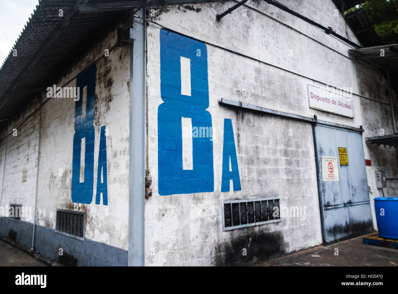 Un entrepôt industriel identifié avec le nombre huit et un 'A' Banque D'Images