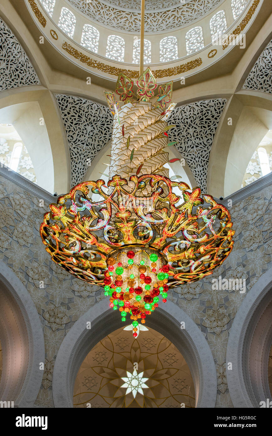 L'un des lustres ornent la grande salle de prière, la Mosquée Sheikh Zayed, Abu Dhabi, Émirats Arabes Unis Banque D'Images