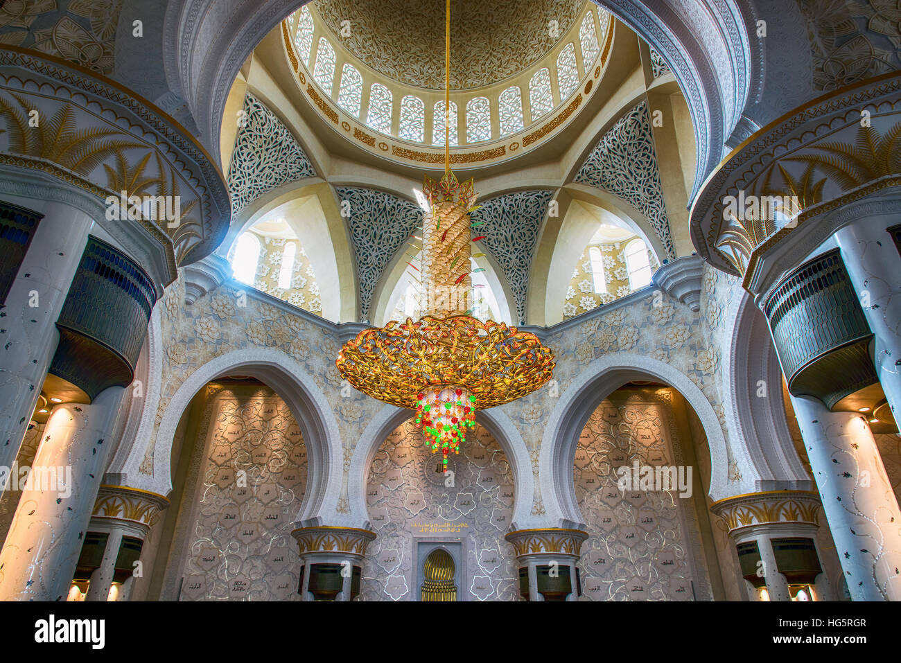 L'un des lustres ornent la grande salle de prière, la Mosquée Sheikh Zayed, Abu Dhabi, Émirats Arabes Unis Banque D'Images