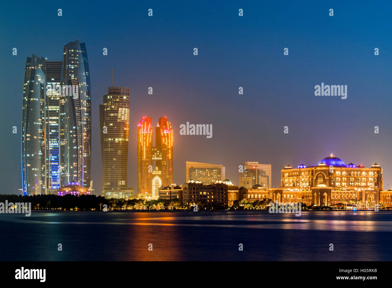 Sur les toits de la ville au crépuscule avec Etihad Towers et Emirates Palace Hotel, Abu Dhabi, Émirats Arabes Unis Banque D'Images