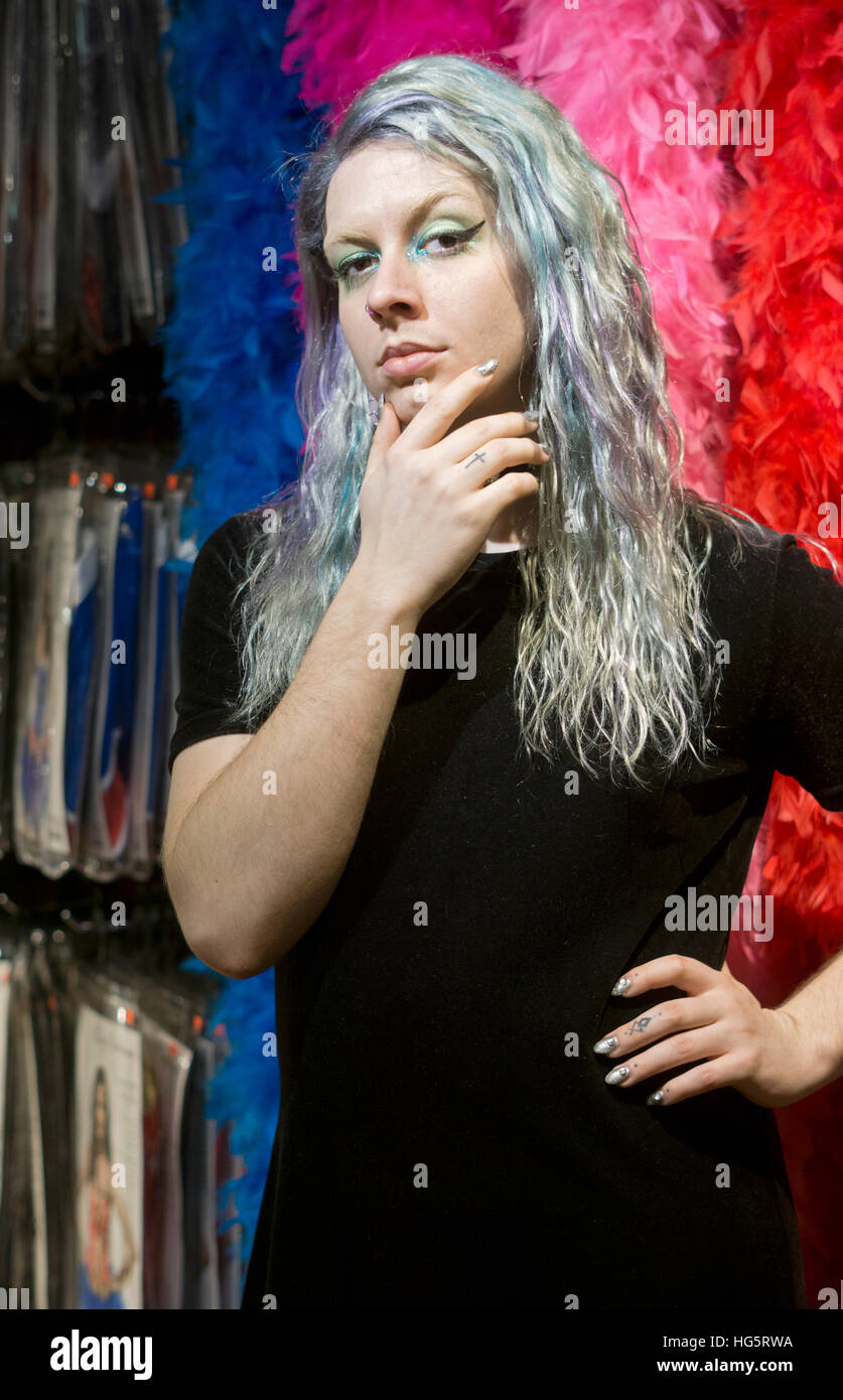 Une jeune femme transgenre aux cheveux bleus et l'eyeliner mousseux dans un magasin situé à Greenwich Village, Manhattan, New York. Banque D'Images