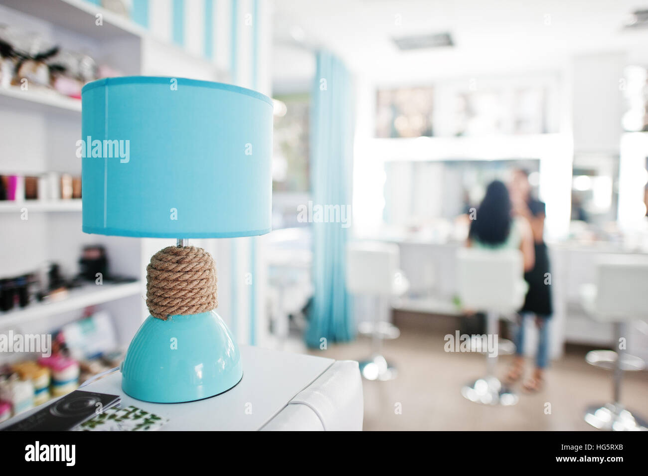 Lampe de bureau décor turquoise avec cordon sur studio de beauté Photo  Stock - Alamy