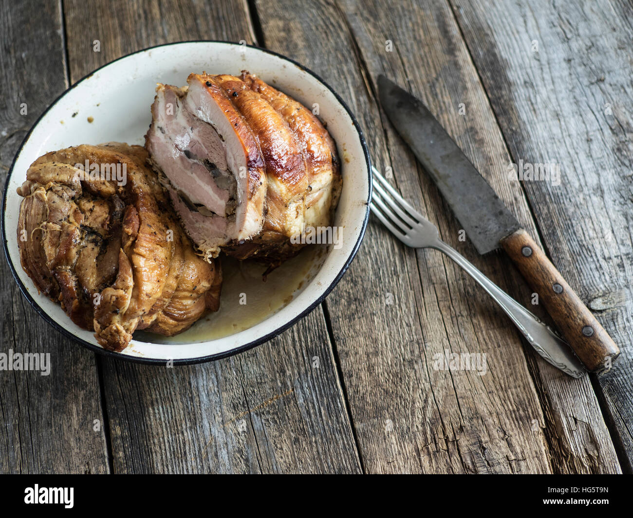 Le pain de viande dans un bol en métal émaillé sur une vieille table en bois vieilli. Selective focus Banque D'Images