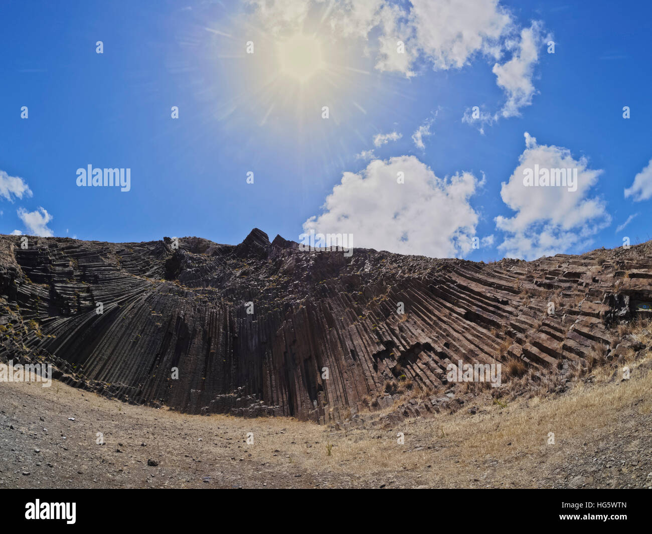 Portugal, Madère, Porto Santo, Low angle view de la disjonction des colonnes de Pico Ana Ferreira, rock formation sur l'île de Porto Santo. Banque D'Images