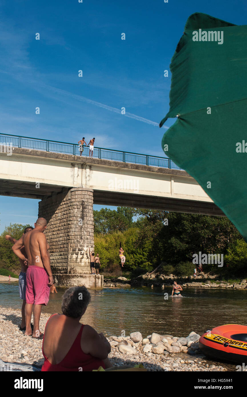 Un groupe de jeunes adolescents est de sauter d'un pont dans une rivière Banque D'Images