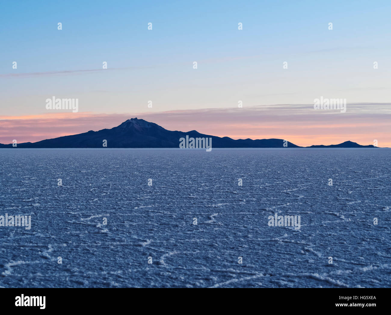 La Bolivie, Potosi, Daniel Campos Province, vue sur le Salar de Uyuni, le plus grand de sel dans le monde au lever du soleil. Banque D'Images