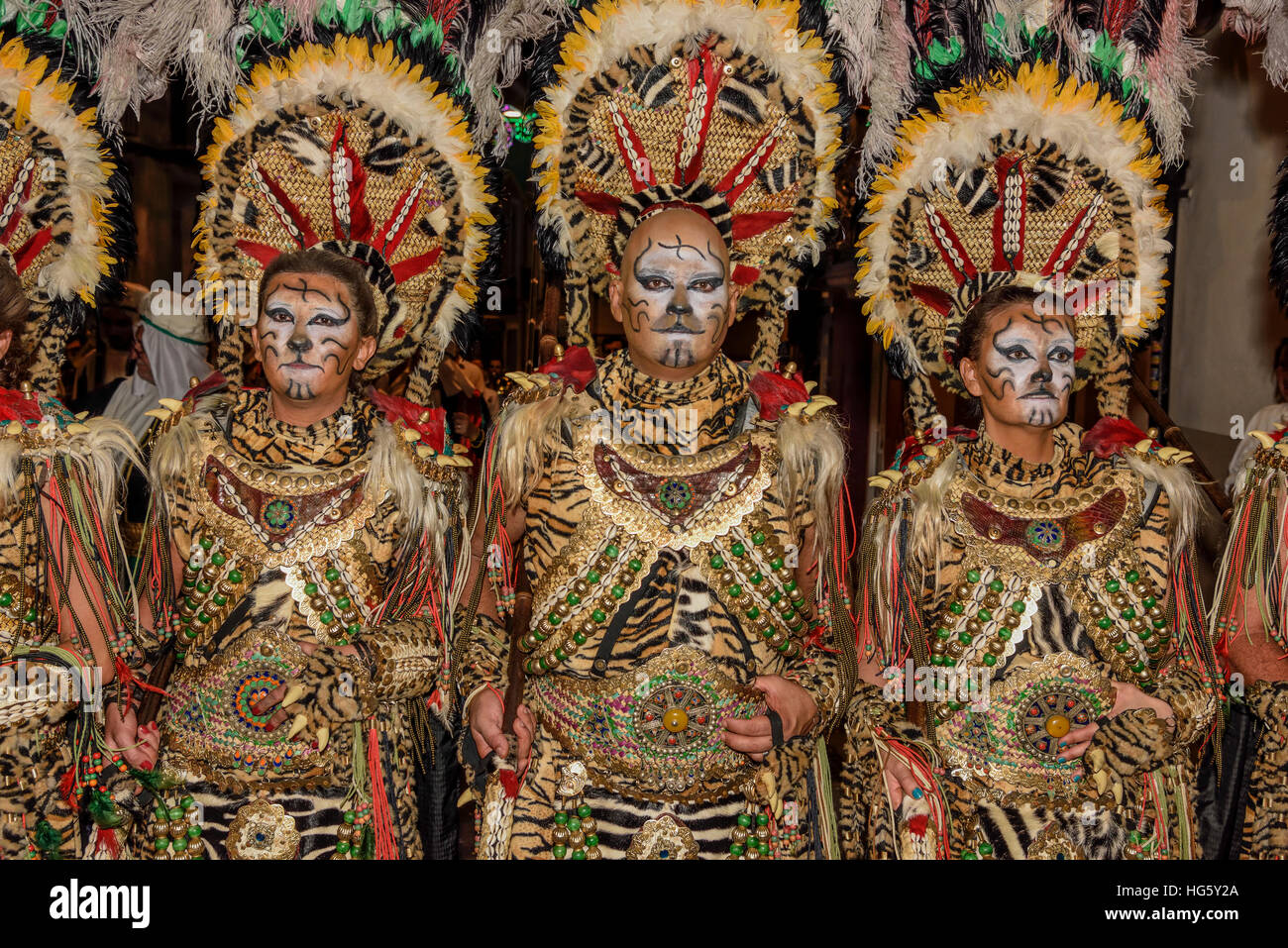 Groupe en vêtements traditionnels, Maures et Chrétiens Parade, Moros y Cristianos, Jijona Xixona, ou Province d'Alicante Banque D'Images