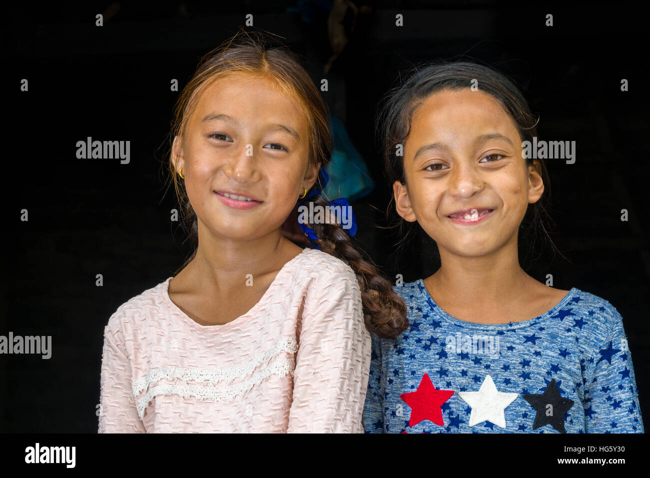Deux smiling girls, Portrait, Upper Marsyangdi vallée, Tal, Yunnan, Népal Banque D'Images