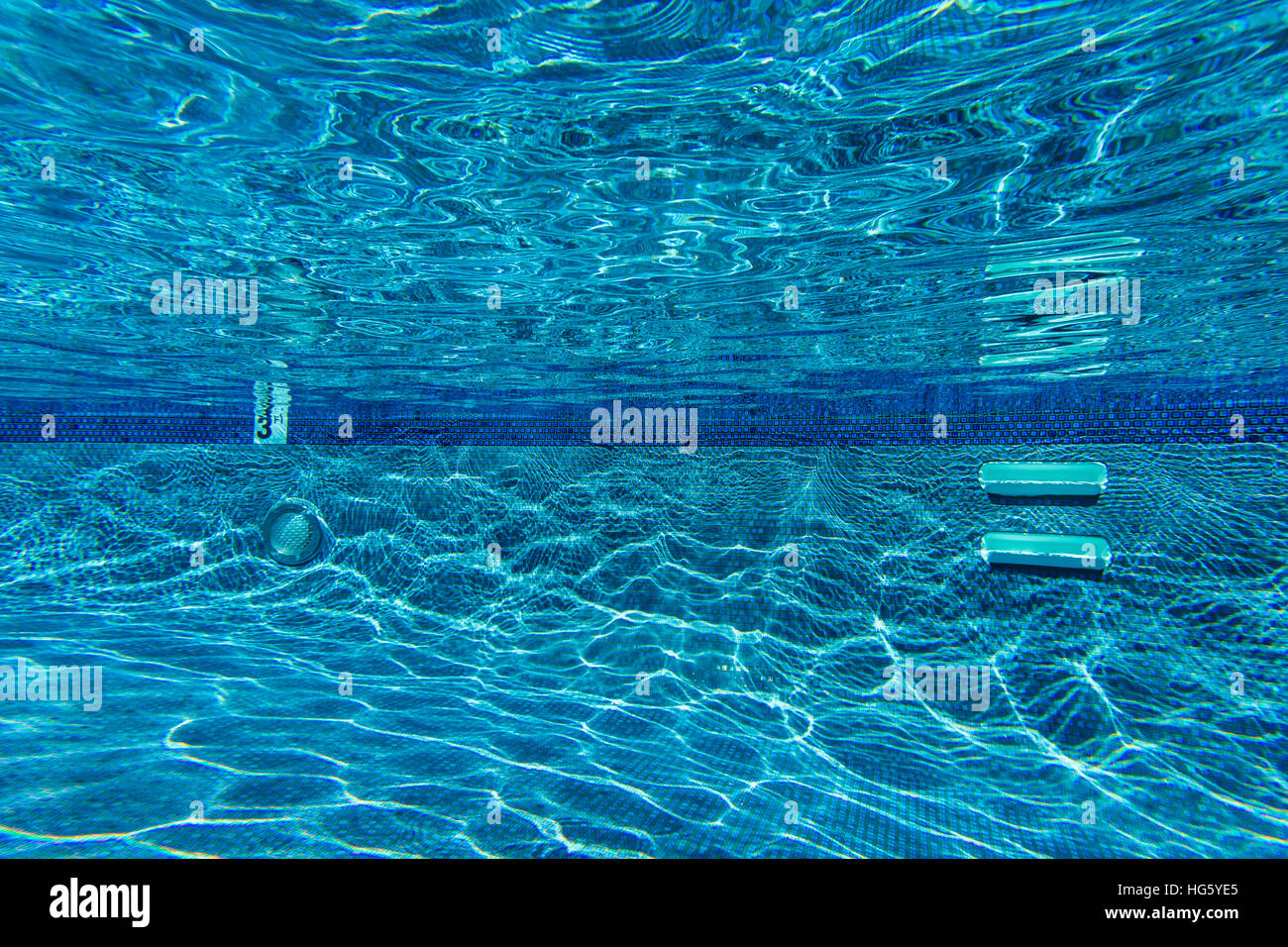 Vue sous-marine d'une piscine et de réflexions. Banque D'Images