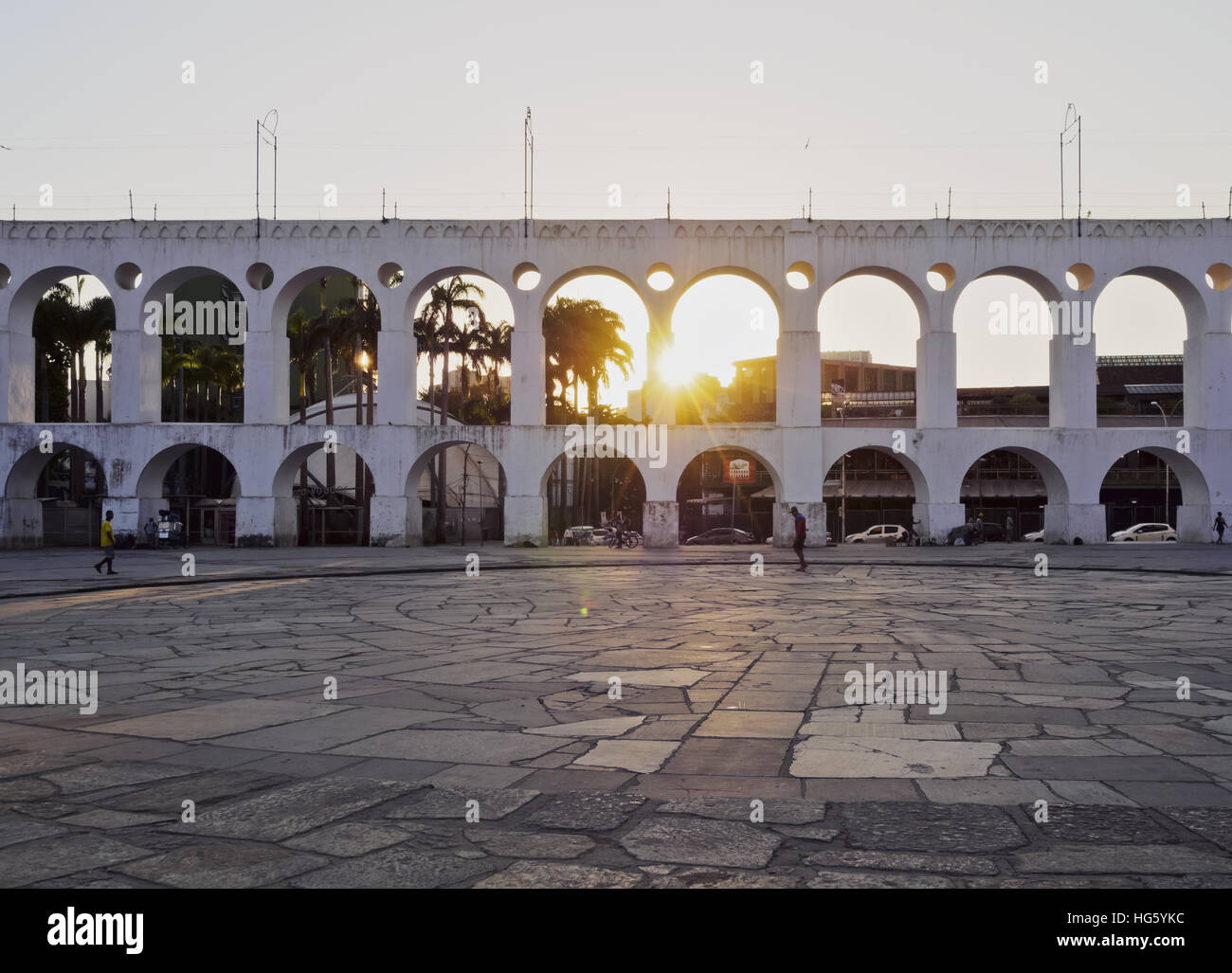 Brésil, Rio de Janeiro, Lapa, vue de l'Aqueduc de Carioca appelé Arcos da Lapa au coucher du soleil. Banque D'Images