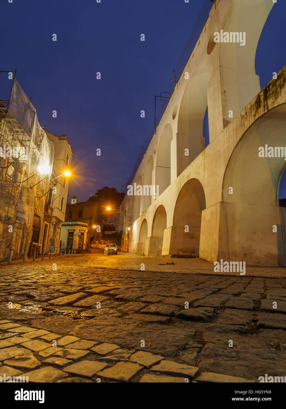 Brésil, Rio de Janeiro, Lapa, Crépuscule vue de l'Aqueduc de Carioca. Banque D'Images