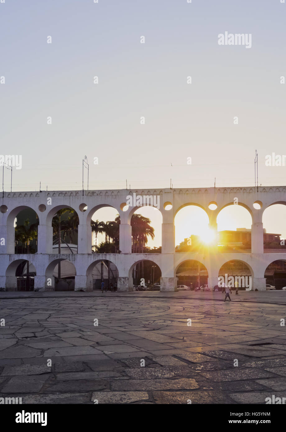 Brésil, Rio de Janeiro, Lapa, vue de l'Aqueduc de Carioca appelé Arcos da Lapa au coucher du soleil. Banque D'Images