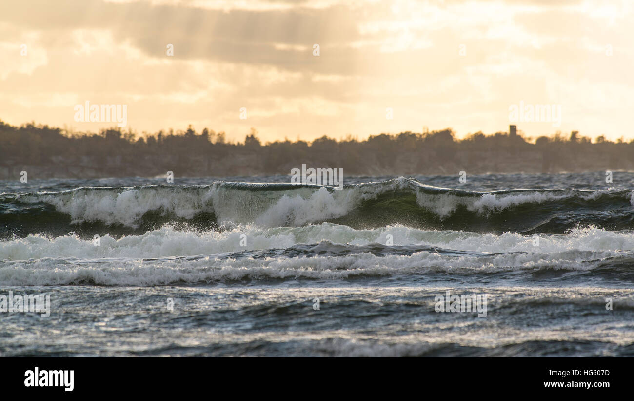 Vagues sur les eaux tumultueuses de la mer Baltique, l'Estonie Banque D'Images