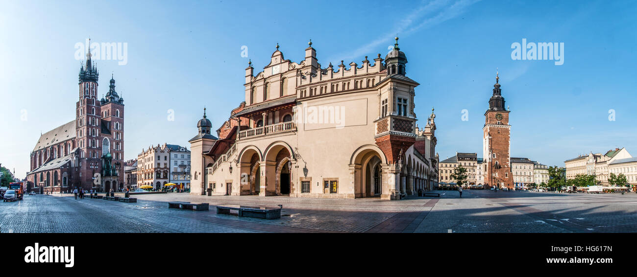 Panorama de la place du marché principale de Cracovie, en Pologne, avec la Renaissance Tabliers Hall, église gothique St Mary et hôtel de ville médiévale Banque D'Images