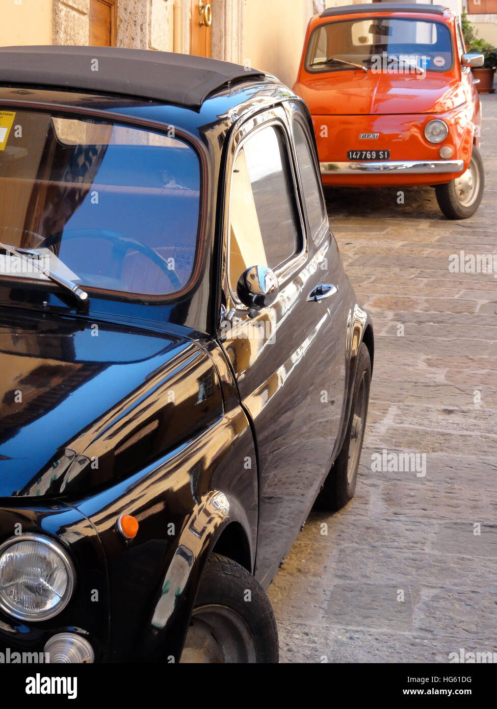 Rouge et noir brillant Fiat 500 d'origine en stationnement sur une rue de Sicile, Italie Banque D'Images